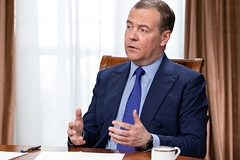 Медведев заявил о неспособности Запада «спеленать» Россию