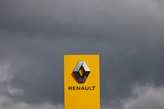 Renault приостановила работу в России