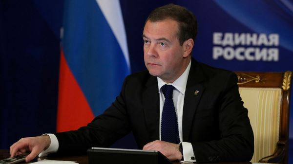 Медведев прокомментировал фейк о его решении сбивать спутники Starlink 1