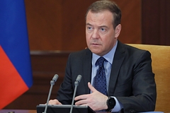 Медведев прокомментировал высылку российских дипломатов из западных стран