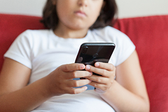 Психолог рассказал о правилах покупки первого смартфона ребенку