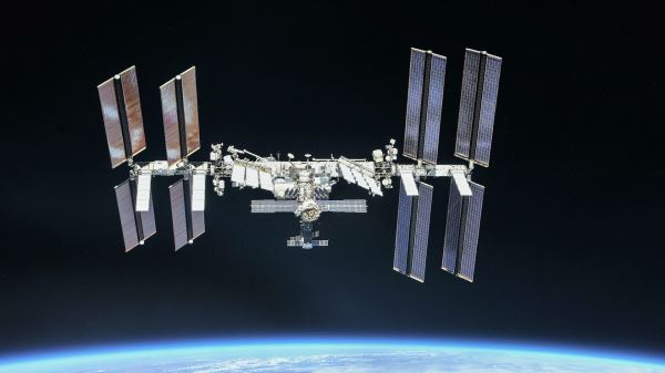 Космонавты проверили, можно ли из открытого космоса достучаться до МКС 1